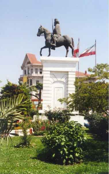 تندیس میرزا در میدان شهرداری شهر رشت
