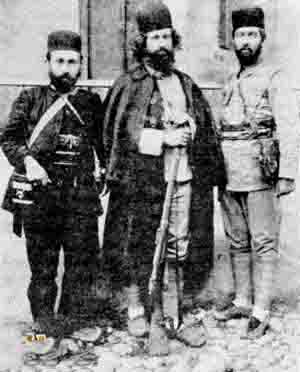 میرزا با دوتن از یارانش ، اسماعیل جنگلی و سید حبیب‌اله ‌خان مدنی