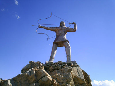مجسمه آرش کمانگیر