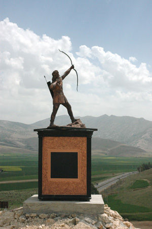 مجسمه آرش کمانگیر