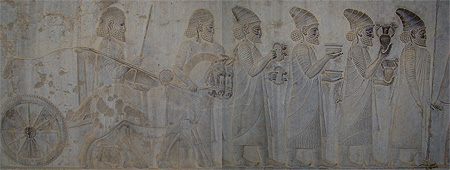 این طره های بارز مو که در نگاره می بینید که از پشت گوشهای این مردان آویزان است نشان می دهد که آنها اهل لیدی هستند و یکی از این مردان در حال حمل یک بازوبند زیباست.