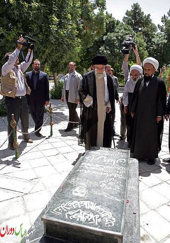 حضرت آیت الله خامنه ای بر سر مزار شهید عباس دوران