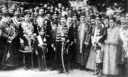احمد شاه در کنار پدرش محمد علی شاه