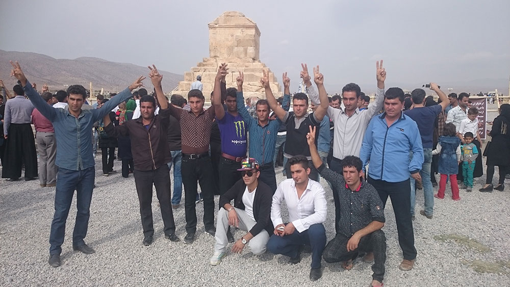 اجتماع-ایرانیان-در-کنار-مقبره-پدر-ایران-زمین