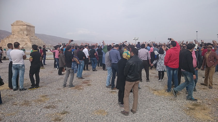 خواندن سرود در کنار مقبره پدر ایران