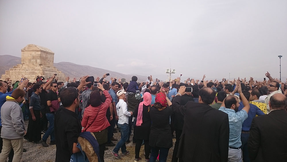 خواندن سرود در کنار مقبره