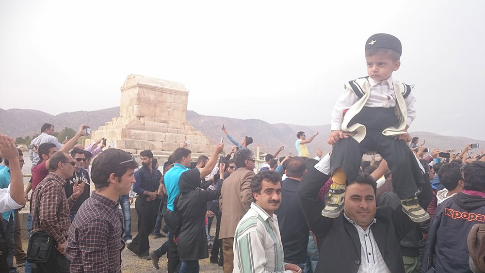 کودک-آینده-ساز-بختیاری-در-کنار-کورش-بزرگ