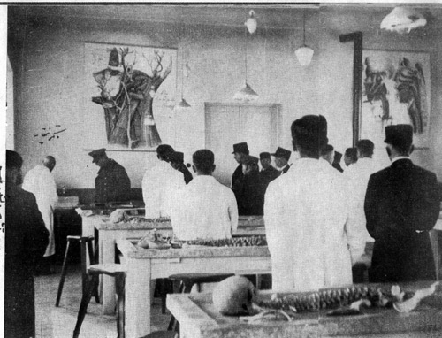 رضاشاه و دکتر ابوالقاسم بختیار در آیین گشایش دانشکده پزشکی دانشگاه تهران.