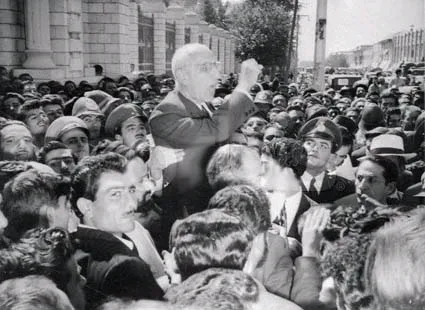 مصدق بیرون مجلس
