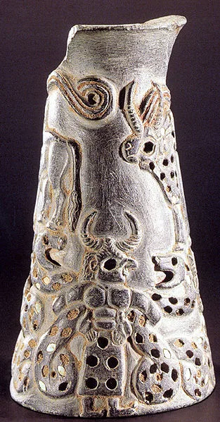 گلدان با موجود دو شاخ از آثار باستانی دوره ایلام است. بر روی این گلدان کهن، موجود دو شاخی حک شده‌است که در حال مبارزه با ابلیس است. این اثر باستانی که در دست قاچاقچیان اشیاء عتیقه بود در مرز ایران و ترکیه، هنگام خروج از ایران ضبط و توقیف گردید. 