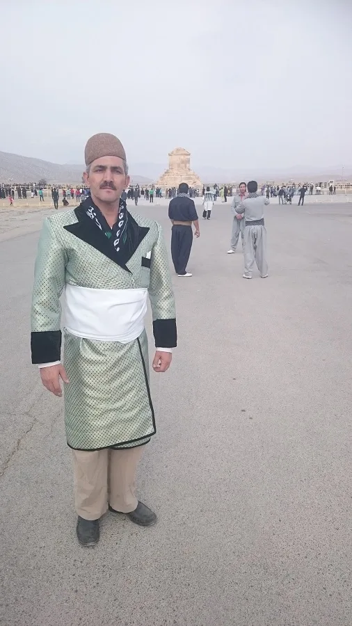غیور مرد قشقایی در کنار مقبره پدر ایران