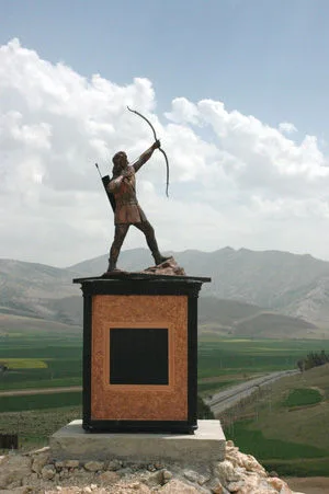 مجسمه آرش کمانگیر