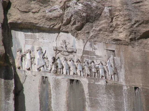 کتیبه بیستون که در آن داریوش بزرگ اقداماتش را شرح داده است