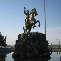 میدان رستم؛ فلکه رستم؛ مجسمه یعقوب لیث صفار در زابل میدان رستم؛ فلکه رستم؛ مجسمه یعقوب لیث صفار در زابل