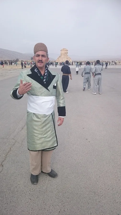 قشقایی غیور در کنار مقبره کورش بزرگ