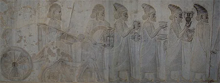 این طره های بارز مو که در نگاره می بینید که از پشت گوشهای این مردان آویزان است نشان می دهد که آنها اهل لیدی هستند و یکی از این مردان در حال حمل یک بازوبند زیباست.