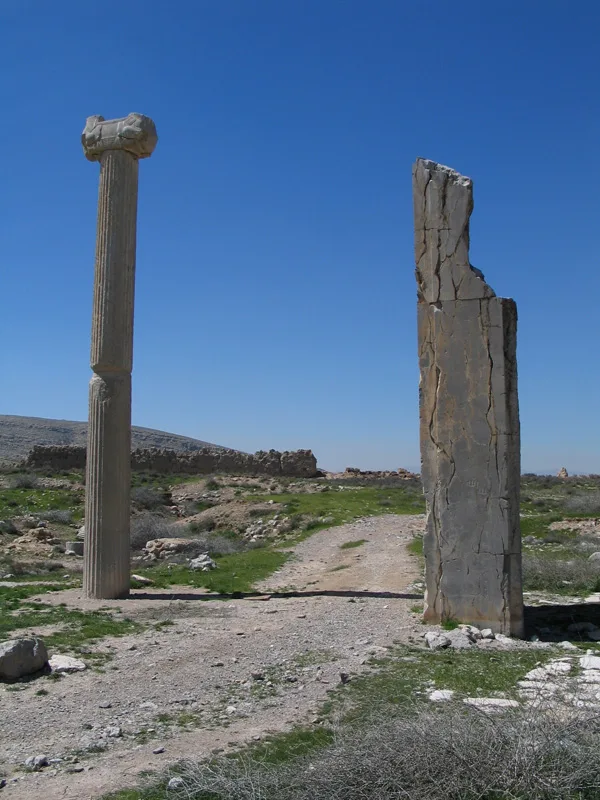 نمایی از شهر استخر  جاده اصفهان شیراز شهرازکنار شهر استخر می گذرد . این جاده شهر را به دو نیم تقسیم کرده است 