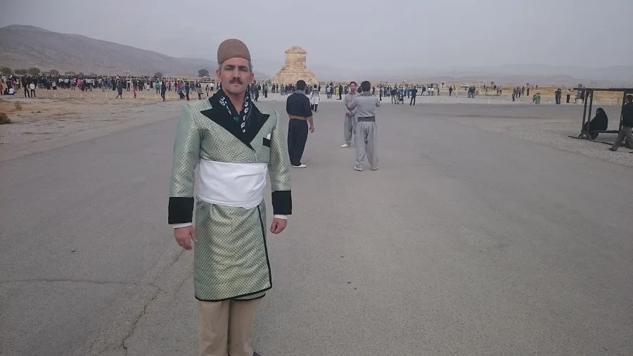 قشاقایی غیور در کنار مقبره پدر ایران
