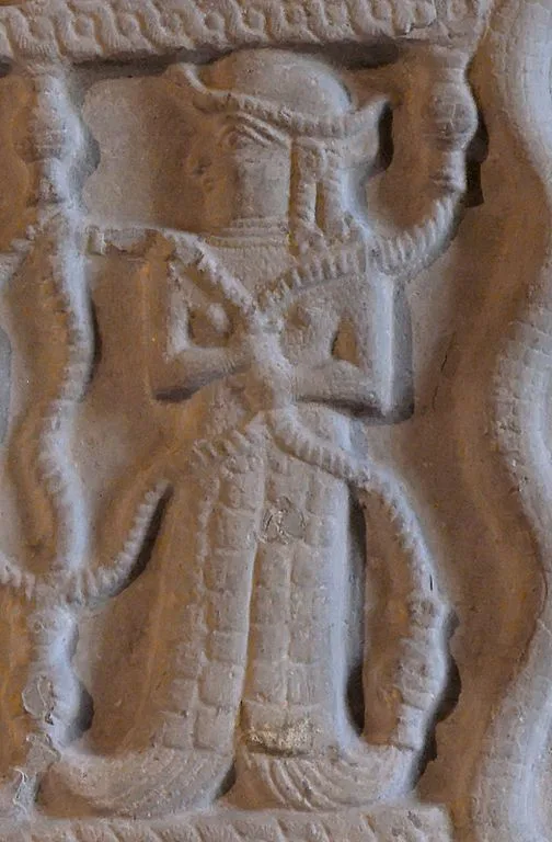سنگ‌نگاره یادبود اونتاش ناپیریشا  بر روی این سنگ نگاره باستانی نقش زنی حک شده‌است که دم ماهی دارد و مارهایی را در دستان خود گرفته‌است. در بالای تصویر کامل این سنگ نگاره، کاهنه‌های معبد در حال عبور هستند. جنس این سنگ نگاره از ماسه سنگ می‌باشد. این اثر که مربوط به دوره ایلامی میانه و دودمان ایگی هالکید است، مربوط به ۱۳۴۰ تا ۱۳۰۰ پیش از میلاد می‌باشد. این یادبود در سدهٔ دوازده پیش از میلاد از چغازنبیل به شوش آورده‌شده و هم‌اینک در موزه لوور قرار دارد .