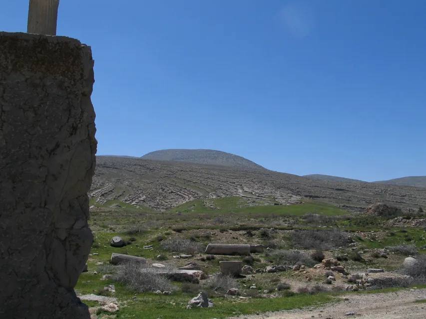 نمایی از شهر استخر   حفاری علمی دقیقی در این شهر انجام نشده است. در صورت این عمل اطلاعات گران قدری از نحوه زندگی هخامنشیان بدست می آید