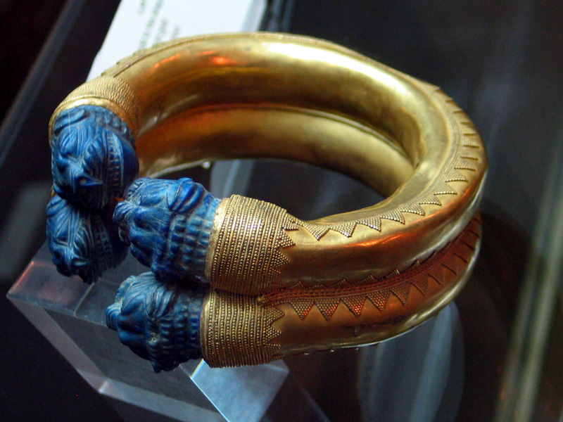 دستبند زرین و سنگ عقیق- موزه ایران باستان