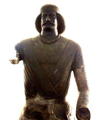 مجسمه یک شاهزاده پارتی که اعتقاد بر این است شمایل سردار سورنا می‌باشد. این مجسمه در موزه ملی ایران موجود است..