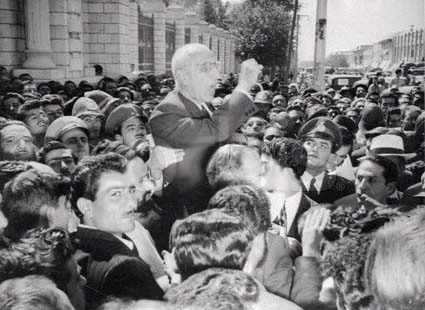 مصدق بیرون مجلس