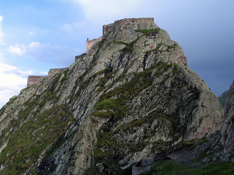قلعه بابک بر فراز كوهي صعب العبور قرار دارد