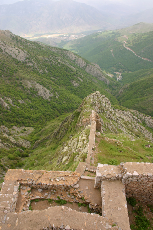 نماي دره هاي اطراف از داخل قلعه بابک