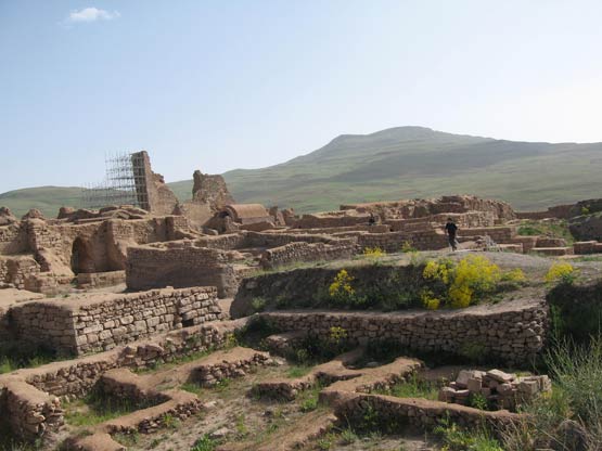 آثار باستاني تخت سليمان در 42 كيلومتري شمال شرقي شهرستان تكاب در استان آذربايجان غربي قرار دارد. (دوره هخامنشیان و ساسانیان)