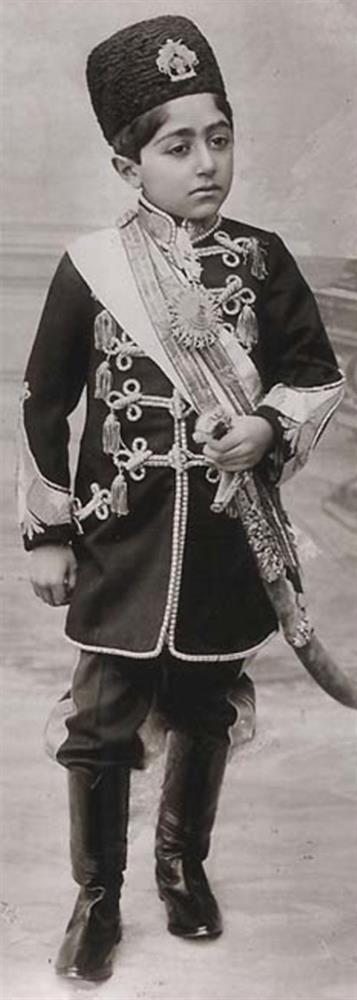 احمد شاه در نه سالگی