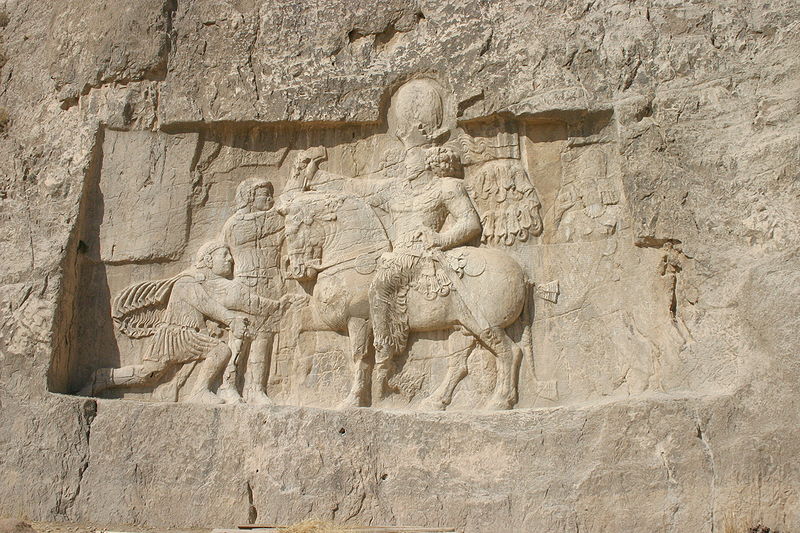 یادمان پیروزی شاپور اول بر امپراتوران روم، کرتیر سمت راست تصویر (پشت شاپور) است.