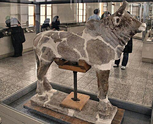 گاو (گوساله) در چفازنبیل محل نگهداری : موزه ی ایران باستان در تهران
